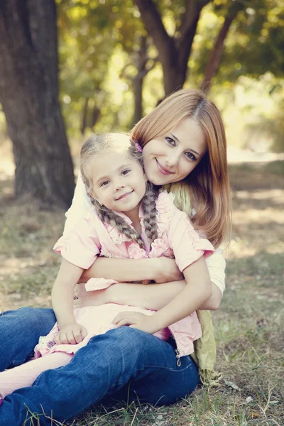 Mãe e filha no parque . — Fotografia de Stock