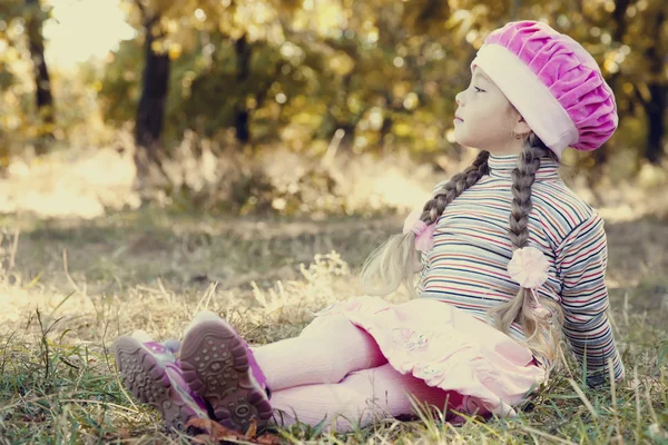 Słodkie dziewczynki na zewnątrz jesienią. — Zdjęcie stockowe