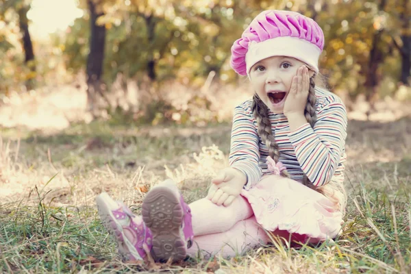 Carino bambina all'aperto in autunno . — Foto Stock