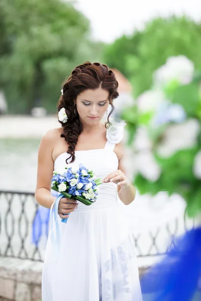 Portrait of young bride with flower bouquet. — Stock Photo, Image