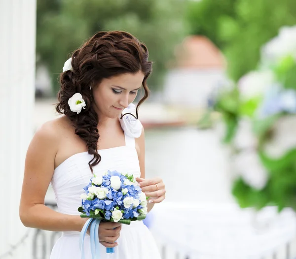 Portrait of young bride with flower bouquet. — Stock Photo, Image