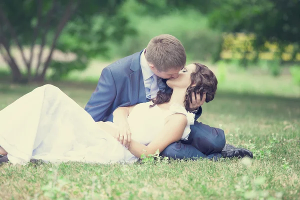 Genç çift damat ve gelin öpüşme. — Stok fotoğraf