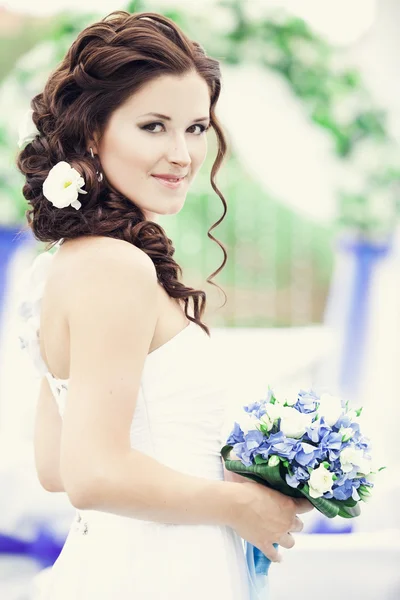 Portré fiatal menyasszony csokor virág. — Stock Fotó