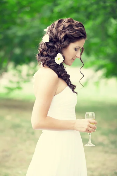 Traurige Braut mit Champagnerglas — Stockfoto