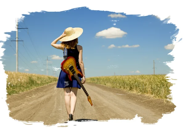 Rockmädchen mit Gitarre auf dem Land. — Stockfoto