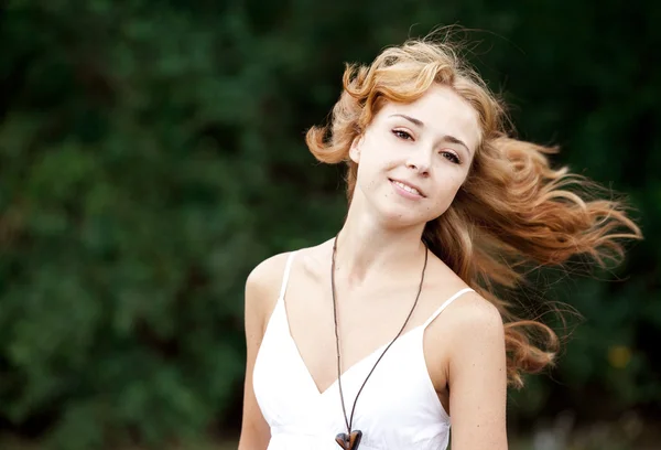 Redhead girl in the park. — Stock Photo, Image