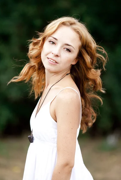 Redhead girl in the park. — Stock Photo, Image