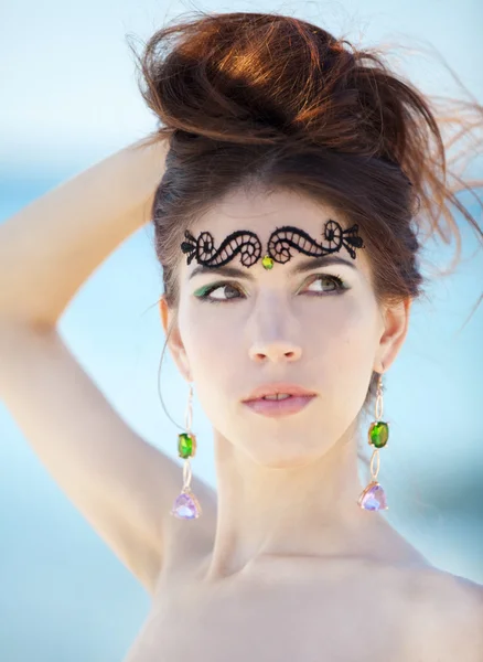 Mode meisje op het strand. — Stockfoto