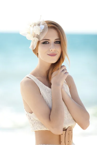 Jeune mariée à la plage — Photo