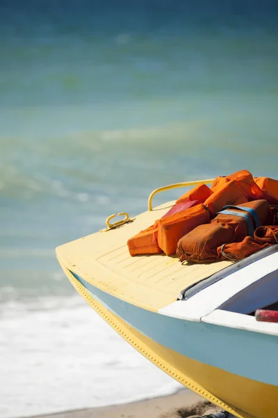 Спасательная лодка на пляже — стоковое фото