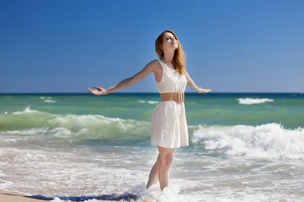 Menina ruiva jovem na praia . — Fotografia de Stock