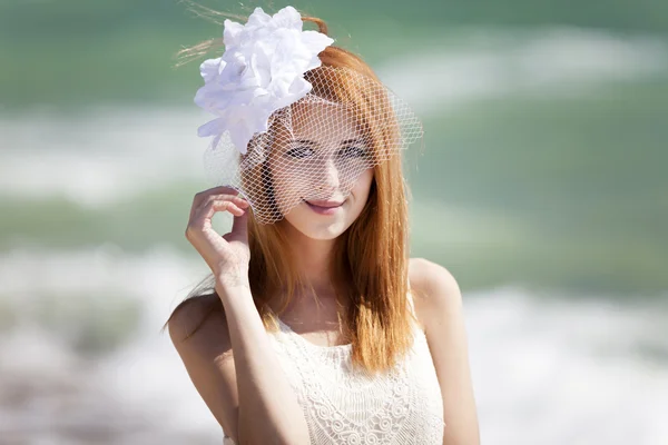 Jonge bruid op het strand — Stockfoto