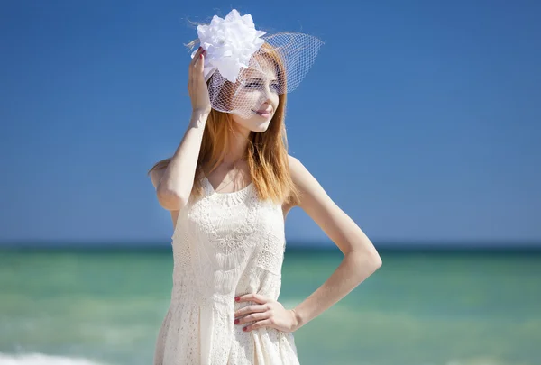 Jonge bruid op het strand — Stockfoto