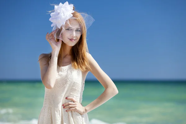 Jonge bruid op het strand — Stockfoto