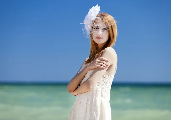 Jovem noiva na praia — Fotografia de Stock