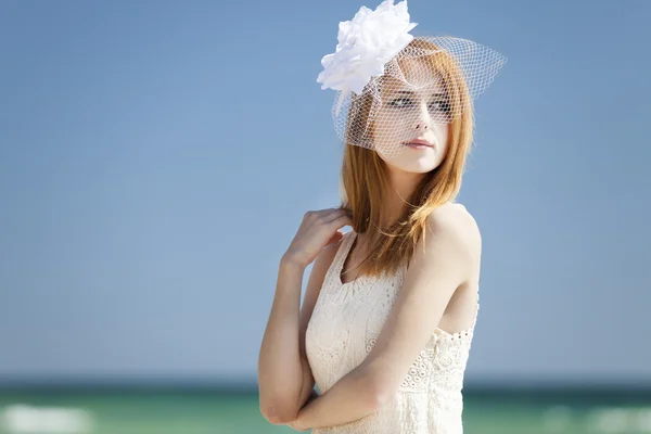 Молодая невеста на пляже — стоковое фото