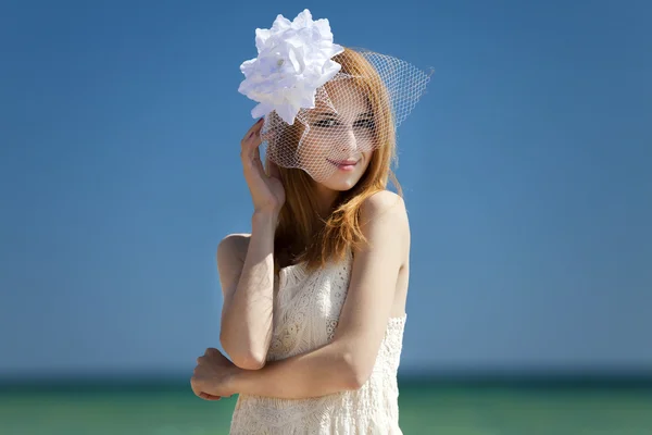 Joven novia en la playa — Foto de Stock