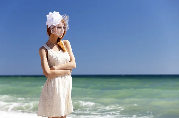 Jeune mariée à la plage — Photo