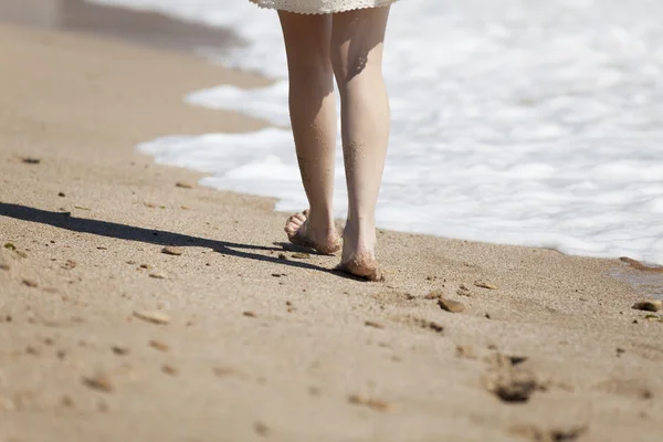 Cropped image of a young woman walking on a beach — Stock Photo, Image