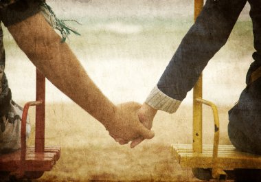 genç bir çift salıncak oturma