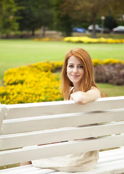 Junge Frau im Freien — Stockfoto