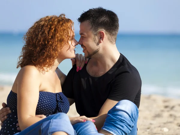 Junges Paar küsst sich am Strand. — Stockfoto