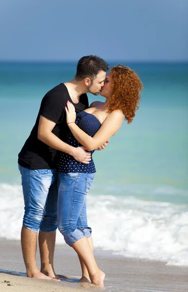 Jovem casal beijando na praia . — Fotografia de Stock