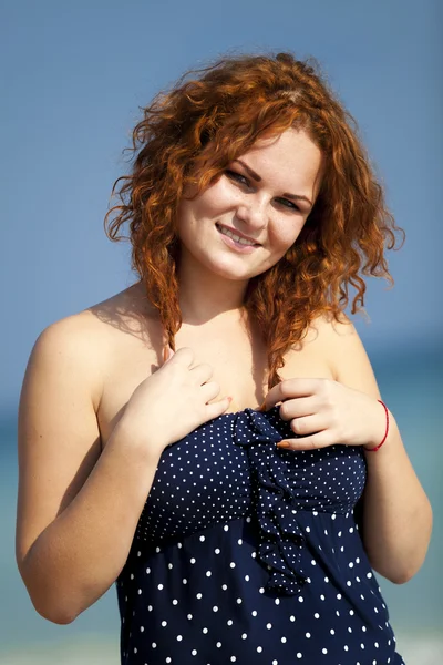 해변에서 빨강 머리 소녀. — 스톡 사진