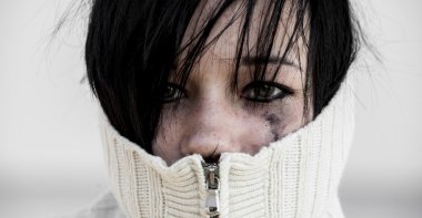 kazaklı hüzünlü kız.