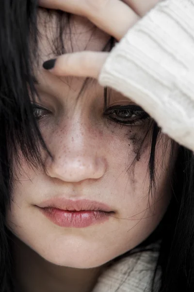 Menina triste em suéter . — Fotografia de Stock