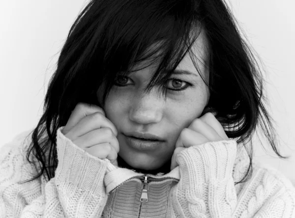 Ragazza triste in maglione . — Foto Stock