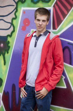 Stil teen ayakta graffiti duvar yakınlarında.