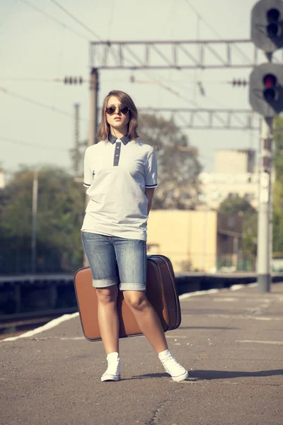 Hipster meisje op spoorwegen platform. — Stockfoto