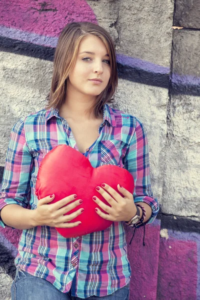 Menina adolescente com coração ao ar livre . — Fotografia de Stock