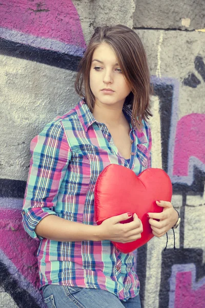 Tiener meisje met hart op buiten. — Stockfoto