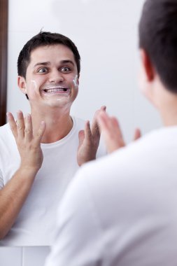 sürpriz gerçek bir erkek tıraş.