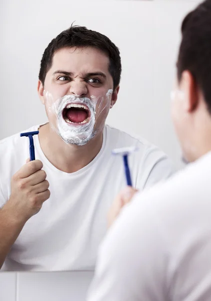 Verrast echte mannen scheren. — Stockfoto