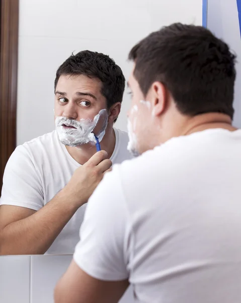 Sorprendido hombres reales afeitándose . —  Fotos de Stock