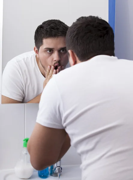 Homens surpresos perto do espelho . — Fotografia de Stock