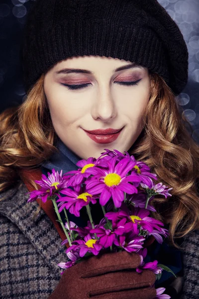 Gelukkig stijl meisje met bloemen en bokeh op achtergrond. — Stockfoto