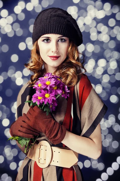 Gelukkig stijl meisje met bloemen en bokeh op achtergrond. — Stockfoto