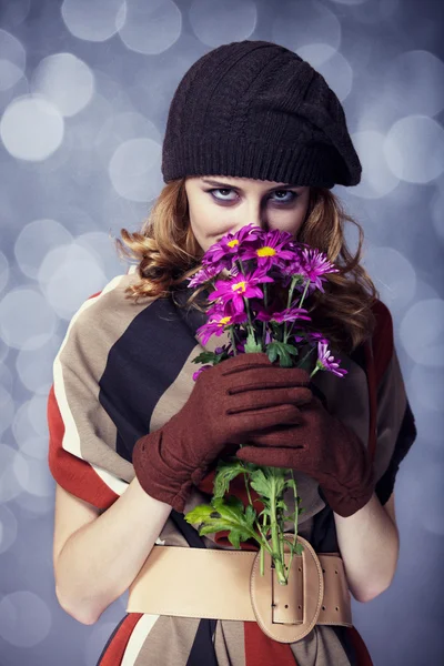 Glad tjej med blommor och bokeh i bakgrunden. — Stockfoto