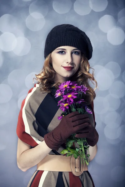 Felice ragazza di stile con fiori e bokeh sullo sfondo . — Foto Stock