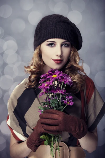 Felice ragazza di stile con fiori e bokeh sullo sfondo . — Foto Stock
