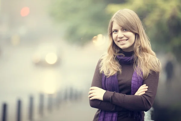 Stile teen ragazza per strada . — Foto Stock