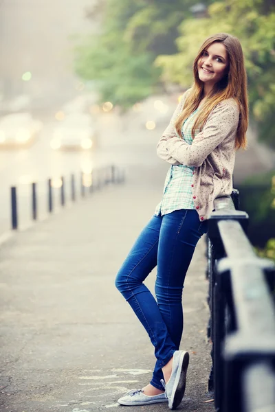 Stijl tiener meisje op de straat. — Stockfoto