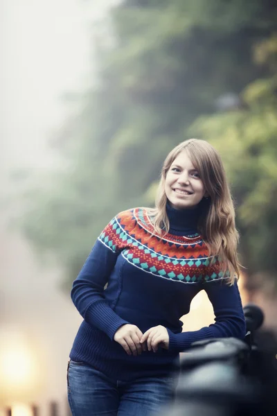 Stijl tiener meisje op de straat. — Stockfoto