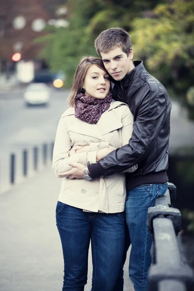 Jeune couple dans la rue . — Photo