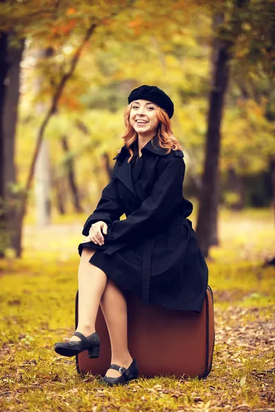 Style redhead girl with bag at the autumn park. — Stock Photo, Image