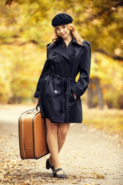 Style redhead girl with bag at the autumn park. — Stock Photo, Image